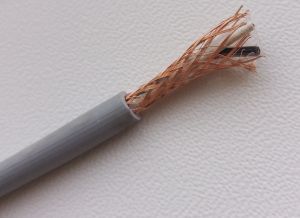 Кабель передачи данных экранированный 2х0.14 медный гибкий 2 жильный одна пара многопроволочных жил сечением 0.14 кв. мм в экране медного плетения внешний диаметр 4.5 мм liycy data cable 2 x 0.14 26 awg trvvp rvvp