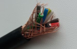 Кабель управления уличный контрольный 7-жильный экранированный 7х1 медный холодостойкий негорючий многопроволочная гибкая жила сечением 1 кв. мм семь жил шесть цветных одна желто-зеленая в экране медного плетения диаметр кабеля 10.2 мм liycy 7G1 17 awg